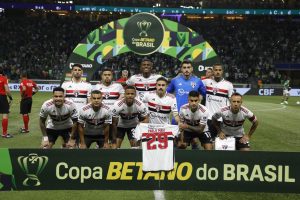 Jogadores do São Paulo fizeram homenagem a Pablo Maia antes da partida. (Foto: Rubens Chiri / saopaulofc.net)
