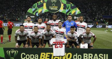 Jogadores do São Paulo fizeram homenagem a Pablo Maia antes da partida. (Foto: Rubens Chiri / saopaulofc.net)