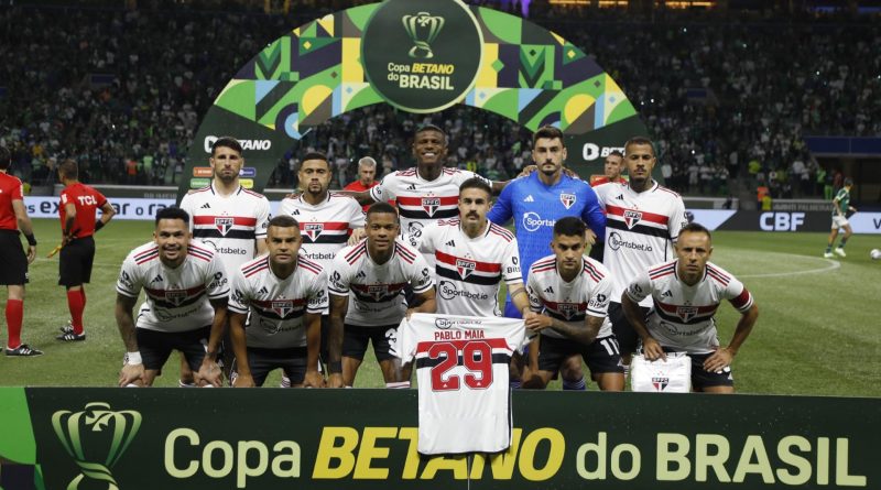 Jogadores do São Paulo fizeram homenagem a Pablo Maia antes da partida. (Foto: Rubens Chiri / saopaulofc.net)