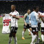 Elenco do São Paulo homenageia Pablo Maia em Choque-Rei. (Foto: Rubens Chiri / saopaulofc.net)