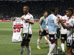 Elenco do São Paulo homenageia Pablo Maia em Choque-Rei. (Foto: Rubens Chiri / saopaulofc.net)