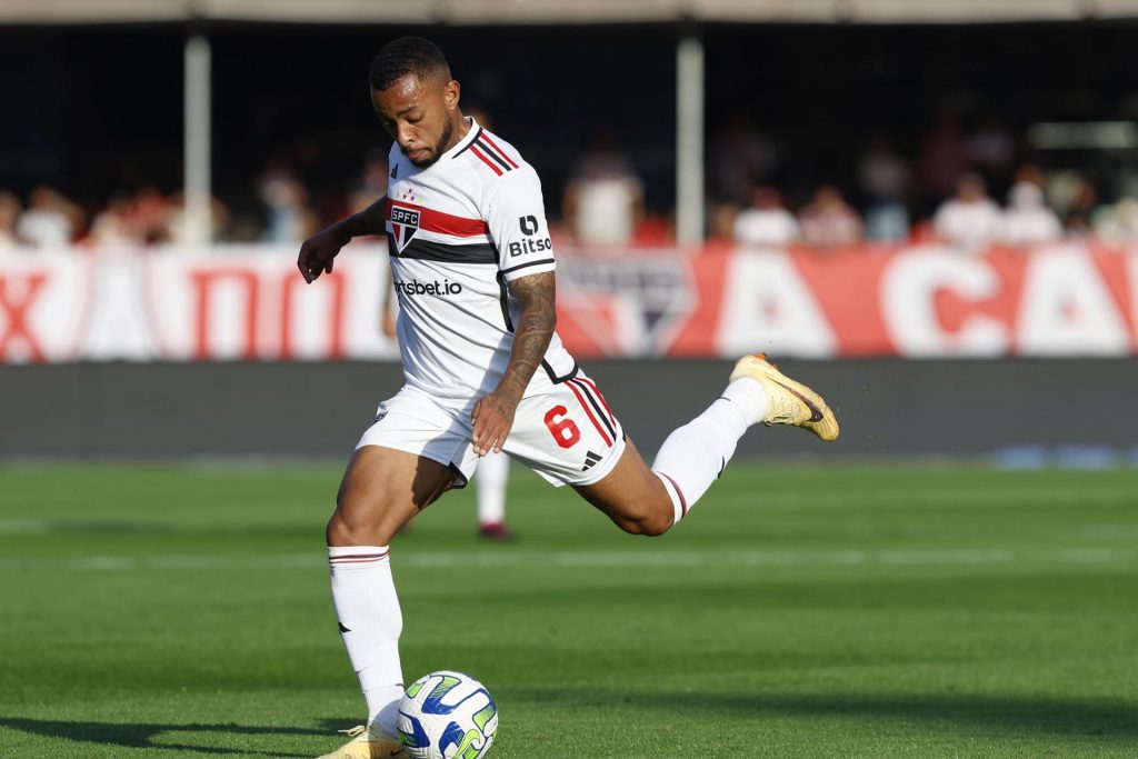 São Paulo tem agora mais de um jogador para a posição de lateral esquerda. (Foto: Rubens Chiri / saopaulofc.net)