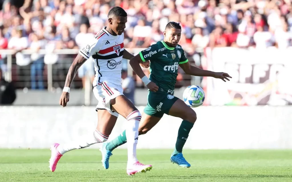 Arboleda será titular no clássico contra o Palmeiras e São Paulo terá dificuldade para montar time. (Foto: Twitter do São Paulo)