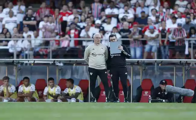 Dorival Junior treina opção no São Paulo. (Foto: Twitter do São Paulo)