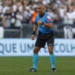 São Paulo observa arbitragem de Wilton Pereira Sampaio antes de Majestoso. (Foto: Twitter da CBF)