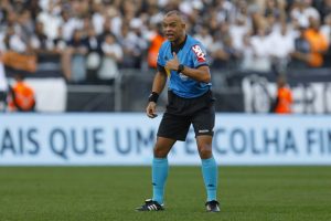 São Paulo observa arbitragem de Wilton Pereira Sampaio antes de Majestoso. (Foto: Twitter da CBF)