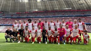 Lateral do São Paulo viajou para receber homenagem de clube alemão. (Foto: Divulgação Bayern)