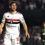 Calleri faz sacrifício, entra em campo e volta a ser dúvida no São Paulo. (Foto: Marcos Ribolli/ge)