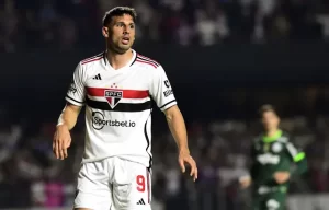 Calleri faz sacrifício, entra em campo e volta a ser dúvida no São Paulo. (Foto: Marcos Ribolli/ge)