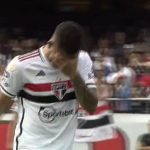 Atacante do São Paulo sentiu dores na coxa e deixou o campo ainda no primeiro tempo. (Foto: Reprodução Premiere)