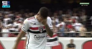 Atacante do São Paulo sentiu dores na coxa e deixou o campo ainda no primeiro tempo. (Foto: Reprodução Premiere)
