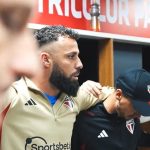 Jandrei aparece parabenizando grupo do Tricolor após partida. (Foto: Reprodução)