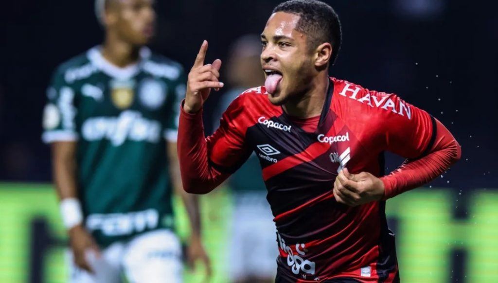 Volante do São Paulo aparece à frente de Vitor Roque em levantamento. (Alexandre Schneider/Getty Images South America)