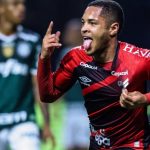 Volante do São Paulo aparece à frente de Vitor Roque em levantamento. (Alexandre Schneider/Getty Images South America)