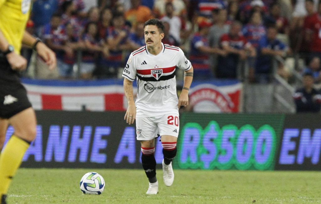 Meia do São Paulo comemorou retorno de Gabriel Neves. (Foto: Rubens Chiri / saopaulofc.net)