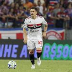 Meia do São Paulo comemorou retorno de Gabriel Neves. (Foto: Rubens Chiri / saopaulofc.net)