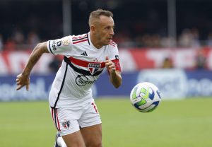 Rafinha é um dos líderes no São Paulo. (Foto: Twitter do São Paulo)