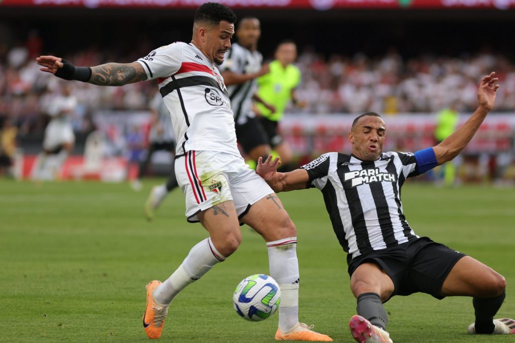 Luciano divide bola com Marçal em empate sem gols do São Paulo com Botafogo no Morumbi. (Foto: Twitter do São Paulo)