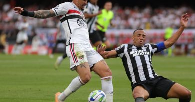 Luciano divide bola com Marçal em empate sem gols do São Paulo com Botafogo no Morumbi. (Foto: Twitter do São Paulo)