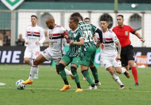 São Paulo enfrenta o Coritiba na próxima rodada do Brasileirão e terá desfalque de zagueiro. (Foto: Rubens Chiri / saopaulofc.net)