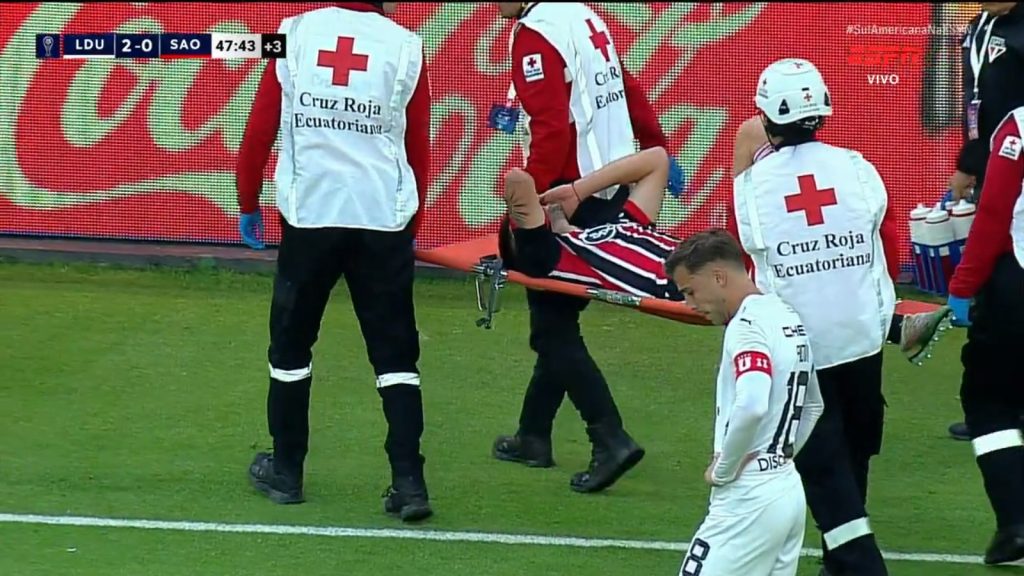 Beraldo deixa campo de maca e preocupa o São Paulo. (Foto: Reprodução/ESPN)