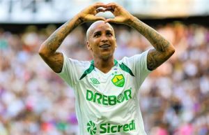Deyverson compara o São Paulo ao Barcelona durante entrevista. (Foto: Twitter do Brasileirão)