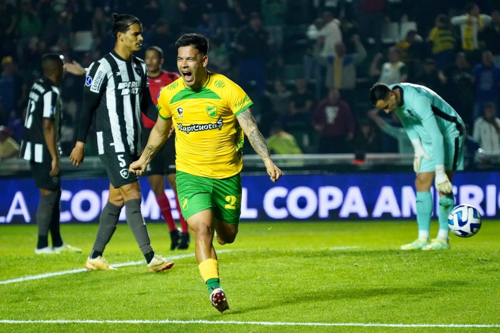 Nico Fernández marcou duas vezes e classificou o Defensa y Justicia para quem sabe encontrar o Tricolor na semifinal da Copa Sul-Americana. (Foto: Twitter da Copa Sudamericana)