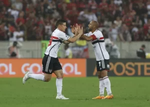 São Paulo segue com debate sobre presença de Lucas e James juntos. (Foto: Twitter do São Paulo)