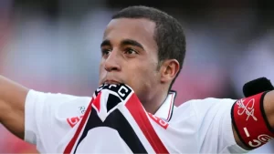 Lucas Moura pode estrear nesse domingo, contra o Atlético-MG. (Foto: Twitter do São Paulo)