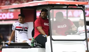 Pablo Maia saiu de campo nos primeiros minutos do jogo do São Paulo. (Foto: Marcos Ribolli/ge)