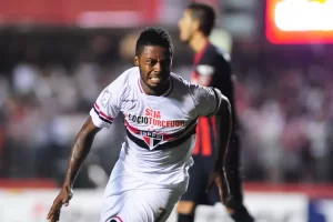 Michel Bastos decidiu último duelo entre São Paulo e San Lorenzo no Morumbi. (Foto: Twitter do São Paulo)
