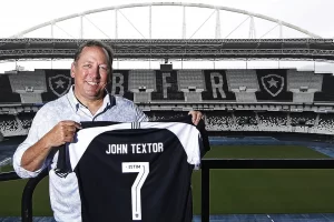 John Textor deve levar Lucas Perri, formado no São Paulo, para a França. (Foto: Twitter do Botafogo)
