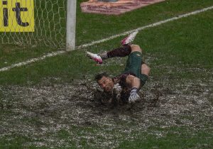 Léo Jardim, goleiro do Vasco, em meio ao lamaçal do gramado do Maracanã, onde o São Paulo disputou a final da Copa do Brasil em 2023. (Foto: Twitter do Vasco)