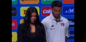 Camisa 9 do São Paulo teve reação inusitada durante sorteio. (Foto: Reprodução)