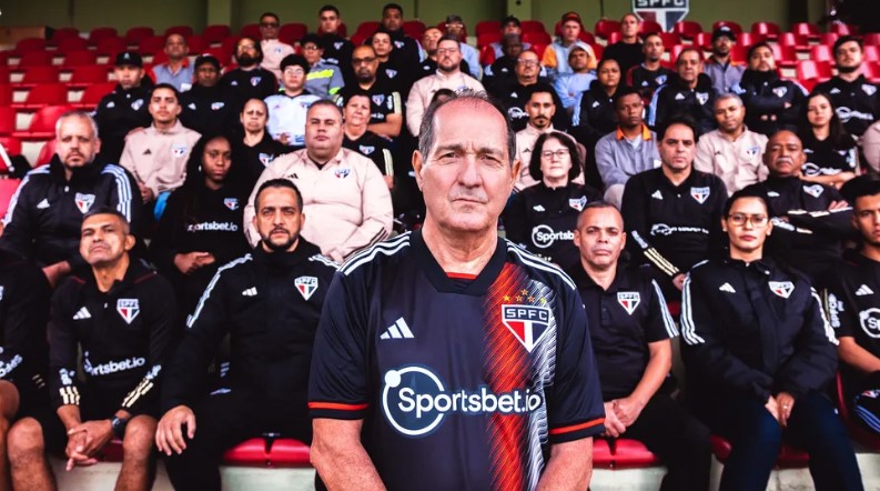 São Paulo lançou terceira camisa em homenagem a Muricy e funcionários do clube. (Foto: Divulgação Adidas)