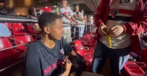 Diretoria do São Paulo fez convite para garoto que sofreu racismo no Morumbi. (Foto: Reprodução Instagram Marcella Azevedo)