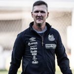 Paulo Turra deixa Santos e clube recorre a ex-técnico do São Paulo para salvar time do rebaixamento. (Foto: Twitter do Santos)