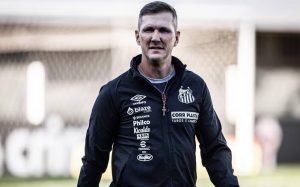Paulo Turra deixa Santos e clube recorre a ex-técnico do São Paulo para salvar time do rebaixamento. (Foto: Twitter do Santos)