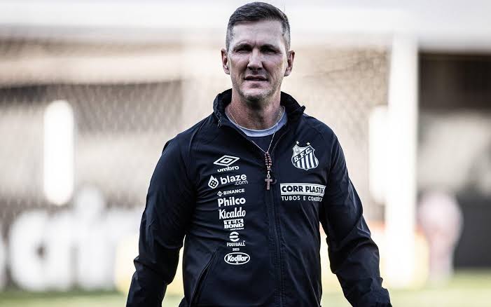 Paulo Turra deixa Santos e clube recorre a ex-técnico do São Paulo para salvar time do rebaixamento. (Foto: Twitter do Santos)