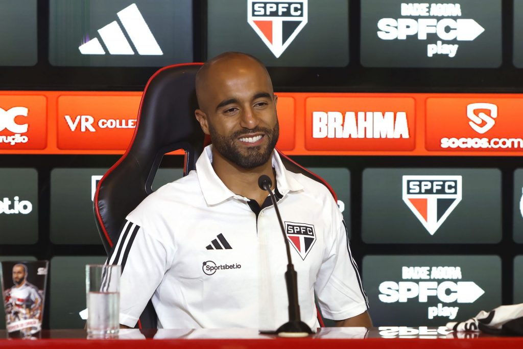 Lucas foi apresentado nesta sexta-feira (4). (Foto: Twitter do São Paulo)