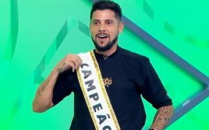Ídolo do São Paulo, Cicinho brinca com Flamengo e esquenta os ânimos para decisão. (Foto: Reprodução/SBT)