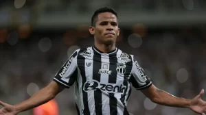 Reforço do São Paulo para 2024, Erick segue voando no Ceará. (Foto: Twitter do Ceará)