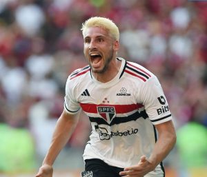 Calleri marca, e São Paulo quebra tabu no Maracanã na primeira decisão da Copa do Brasil contra o Flamengo. (Foto: André Durão/ge)