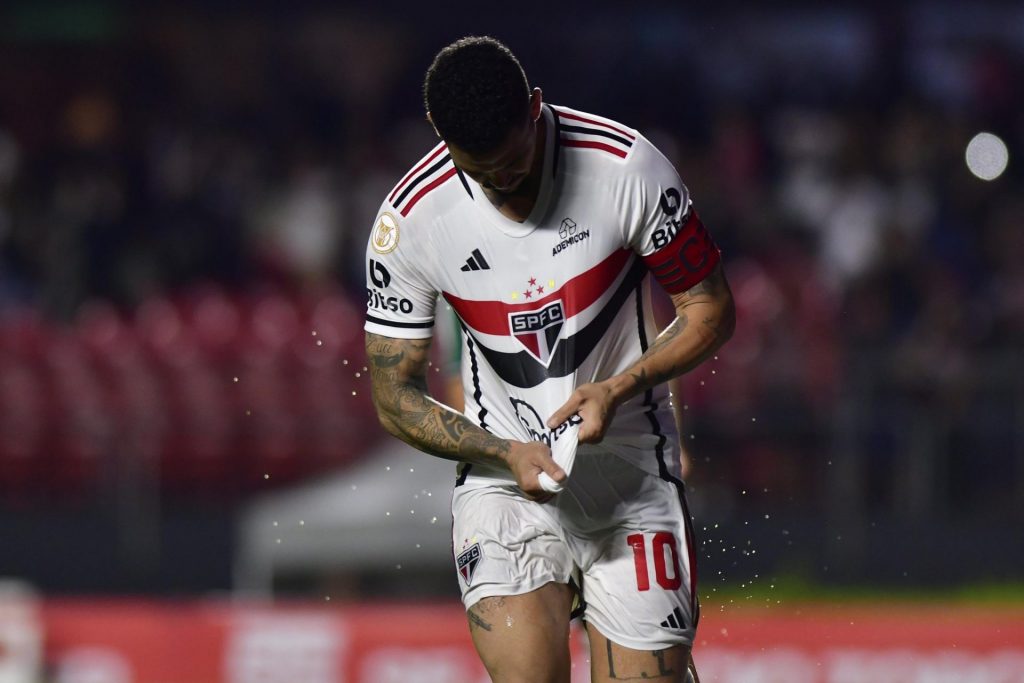 São Paulo vence Coritiba e se afasta da zona do rebaixamento no Brasileirão. (Foto: Twitter do São Paulo)