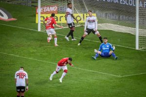 Internacional vence São Paulo de virada pelo Brasileirão. (Foto: Twitter do Brasileirão)