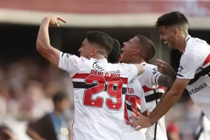São Paulo pode receber propostas por joias formadas na base de Cotia. (Foto: Twitter do São Paulo)