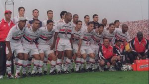 Vágner (camisa 7) posa para foto antes da final do Paulista de 2000 Acervo / Gazeta Press