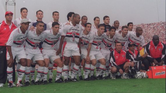 Vágner (camisa 7) posa para foto antes da final do Paulista de 2000 Acervo / Gazeta Press