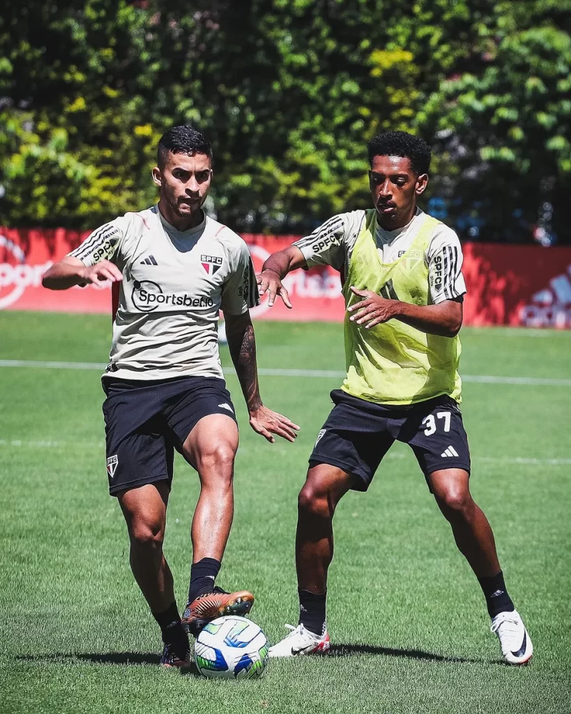 Rodrigo Nestor e Talles Costa disputam a bola em treino no CT do São Paulo — Foto: São Paulo FC

