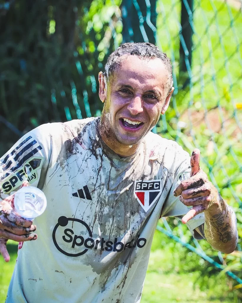 Rafinha sujo de ovos e farinha no treino do São Paulo — Foto: São Paulo FC